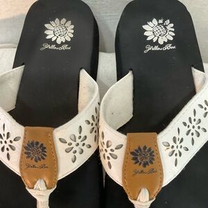 Yellow Box white laser, cut flip flops/sandals - size 9– EXCELLENT CONDITION